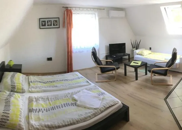 Rozi Garden Vendeghaz Badacsony בדקסוניטומאי